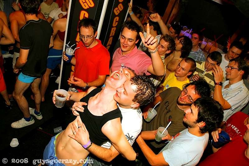Des gays font l'amour en glissant pendant une lutte sexy à l'huile.
 #76985699
