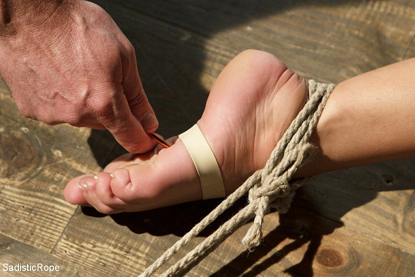 Carmen caliente in bondage corda è sculacciata e giocattolo scopata da maschio dominante
 #70880507