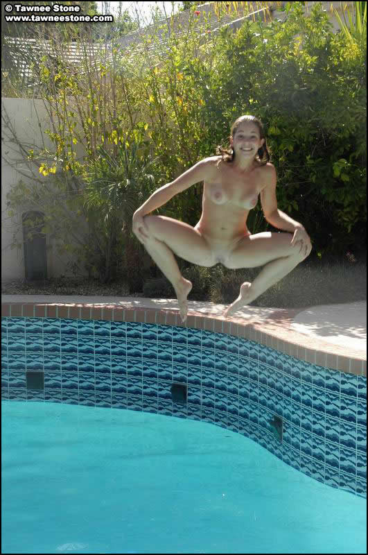 Tawnee stone jouant nue dans la piscine
 #75013713