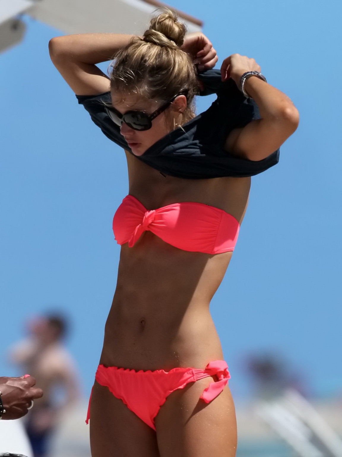 Doutzen kroes zeigt ihren Arsch in einem fleischfarbenen Bikini in Miami
 #75269466