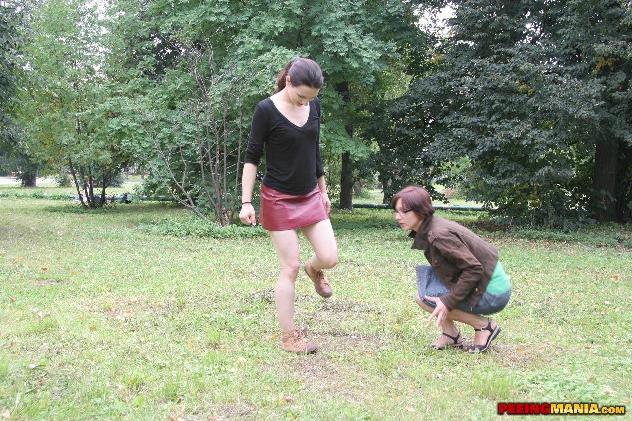レズビアンの屋外でのおっぱいプレイと小便ゲーム（2人のユルいキュートな女の子
 #76521258
