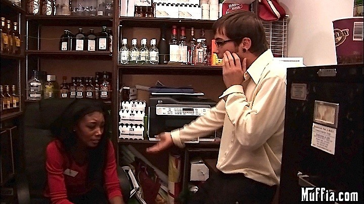 いたずらなレジ係が上司に叱責される
 #77823334