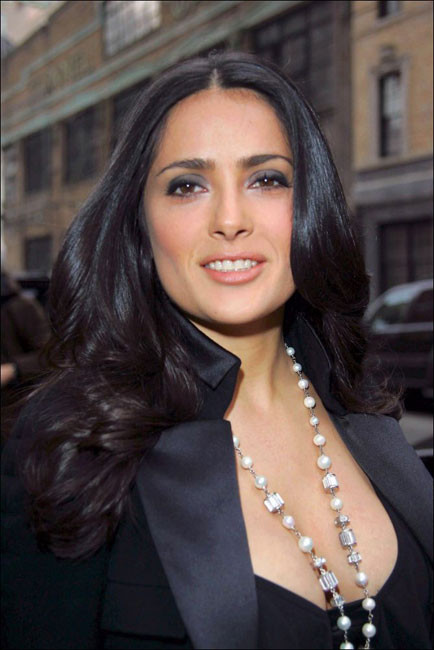 La superbe salma hayek montre ses énormes seins.
 #75442287