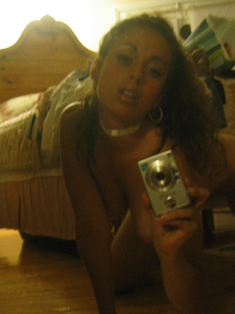 Wunderschöne Amateur-Mädchen posieren nackt vor der Kamera
 #77062427