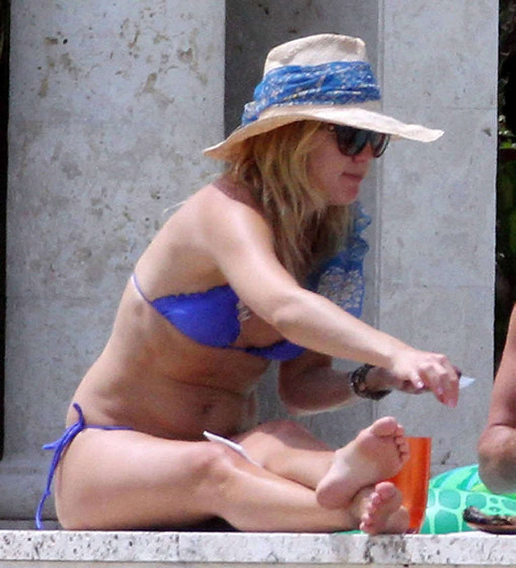 Kate Hudson showing her sexy body and hot ass in bikini on pool #75353461