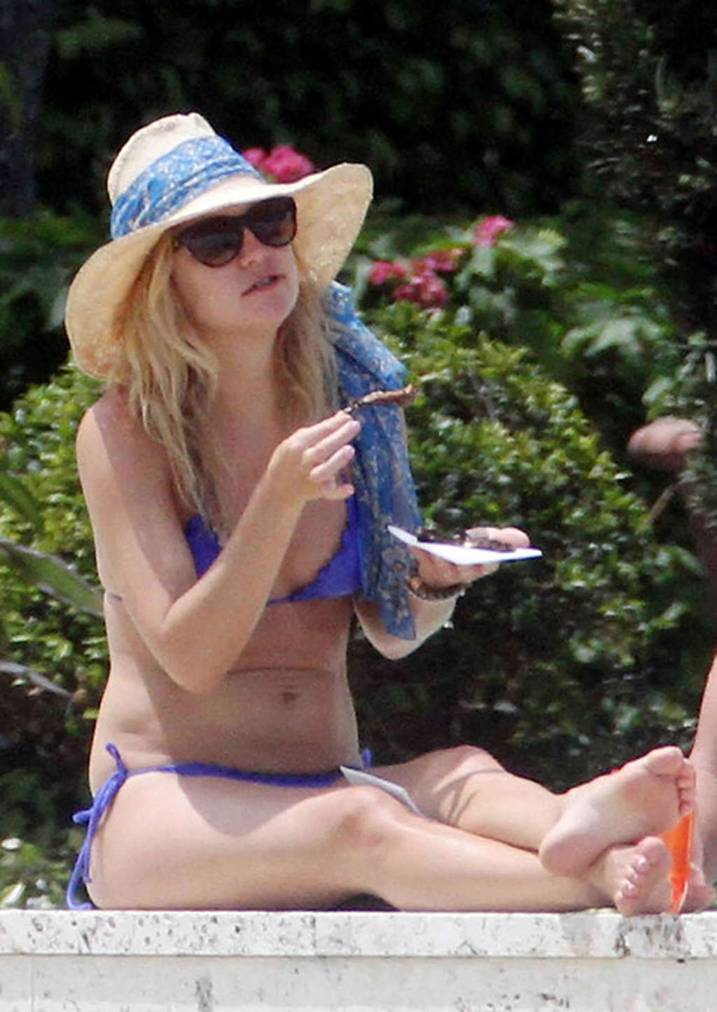 Kate Hudson showing her sexy body and hot ass in bikini on pool #75353484
