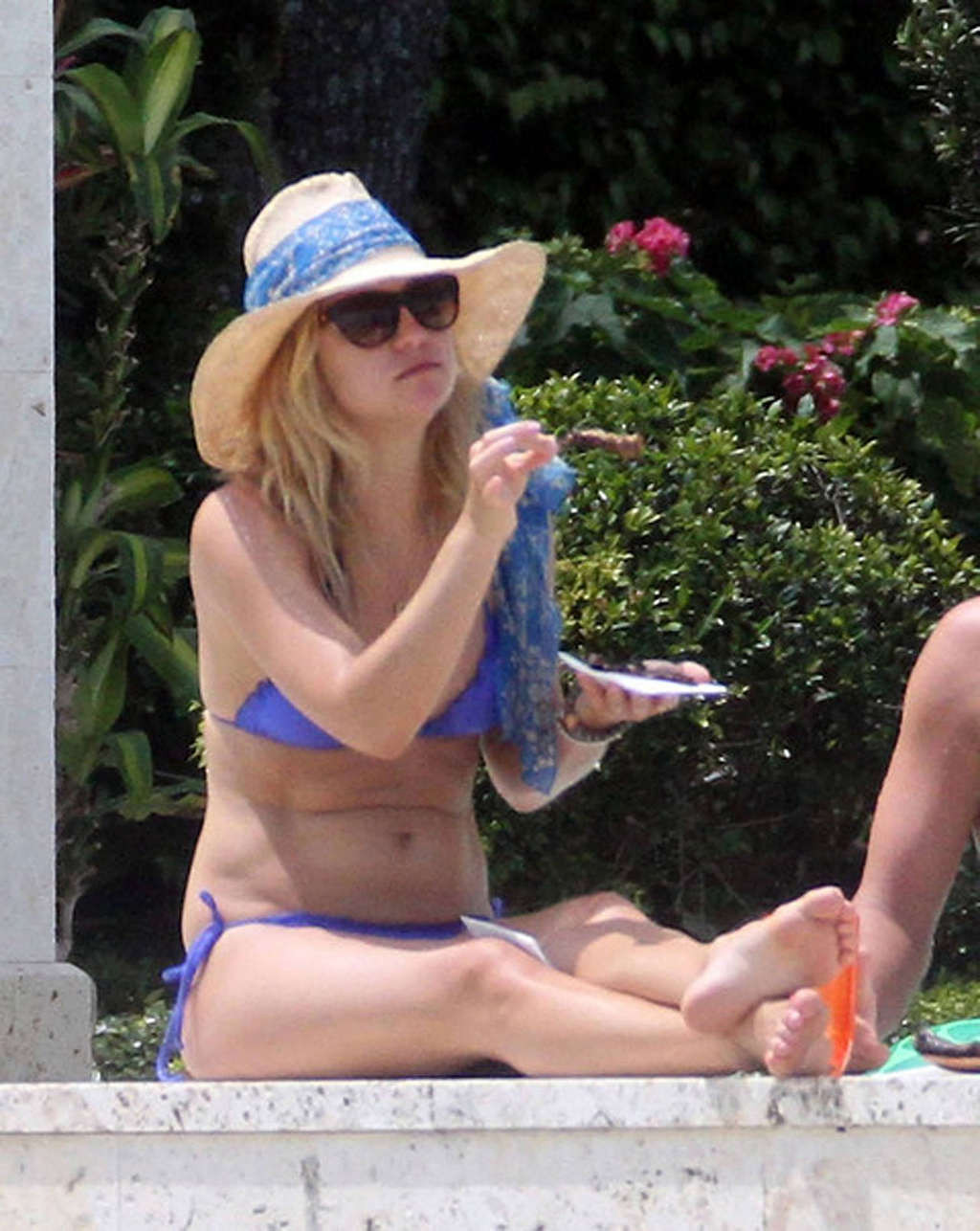 Kate Hudson showing her sexy body and hot ass in bikini on pool #75353512