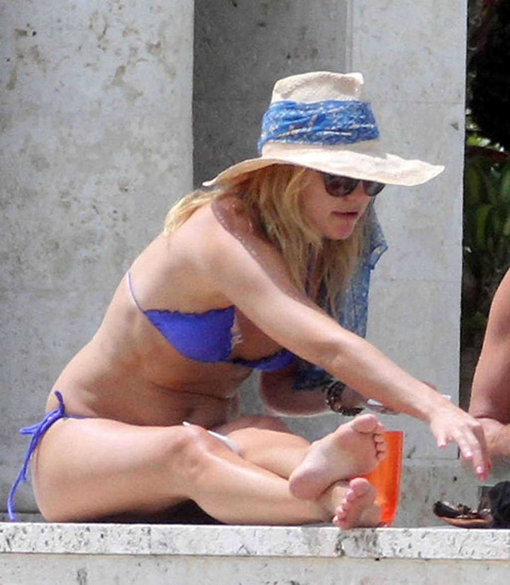 Kate Hudson showing her sexy body and hot ass in bikini on pool #75353534