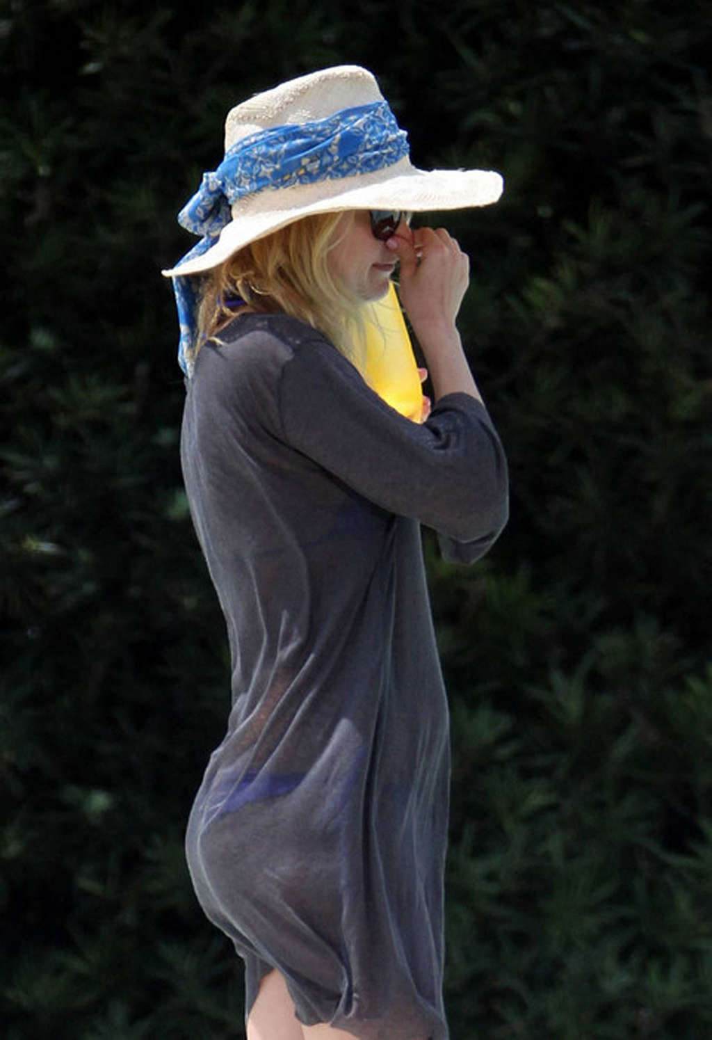 Kate Hudson zeigt ihren sexy Körper und heißen Arsch im Bikini am Pool
 #75353577