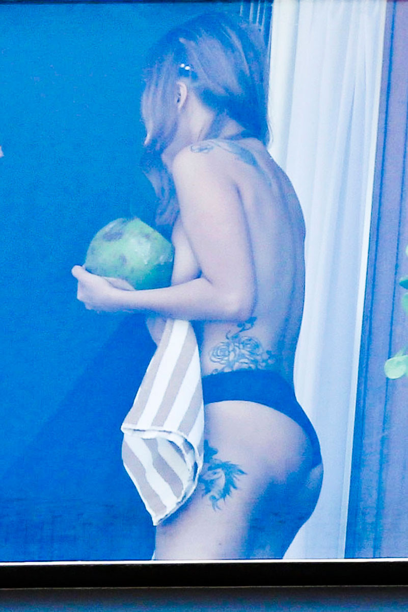 Lady Gaga im heißen Bikini auf einem Hotelbalkon
 #75248821