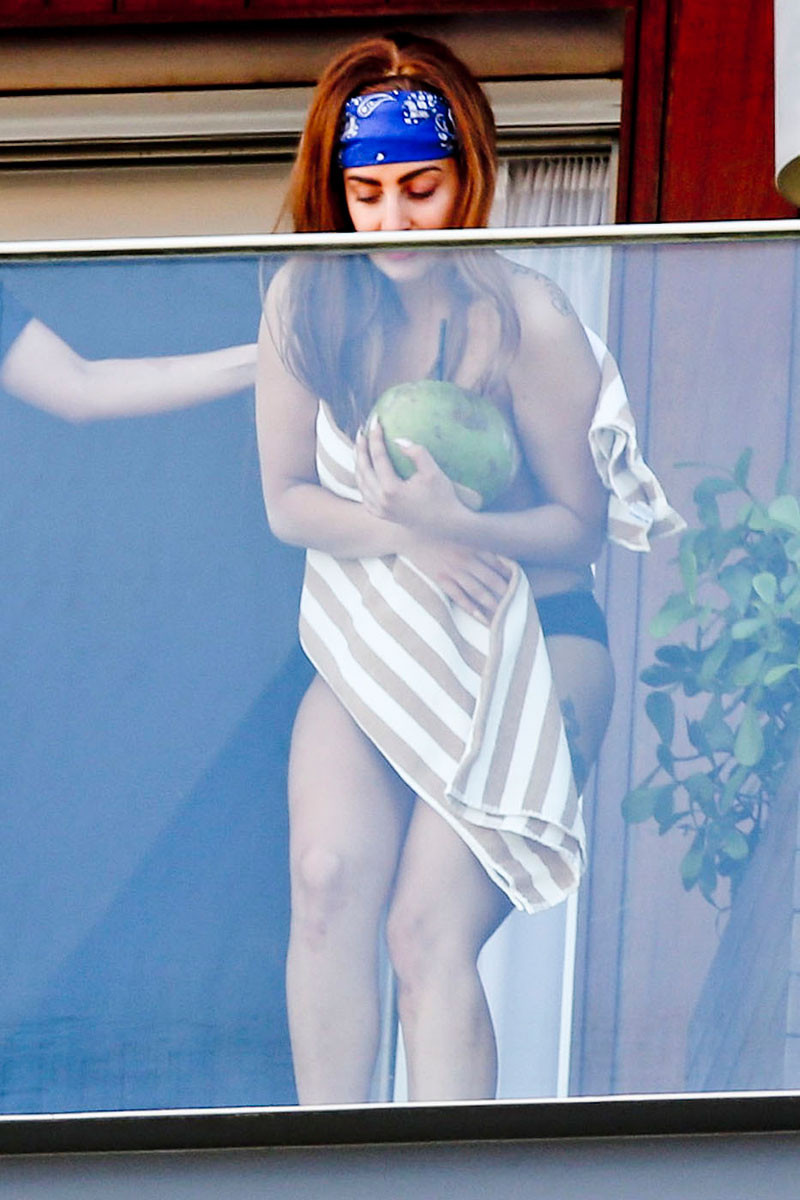 Lady Gaga im heißen Bikini auf einem Hotelbalkon
 #75248826
