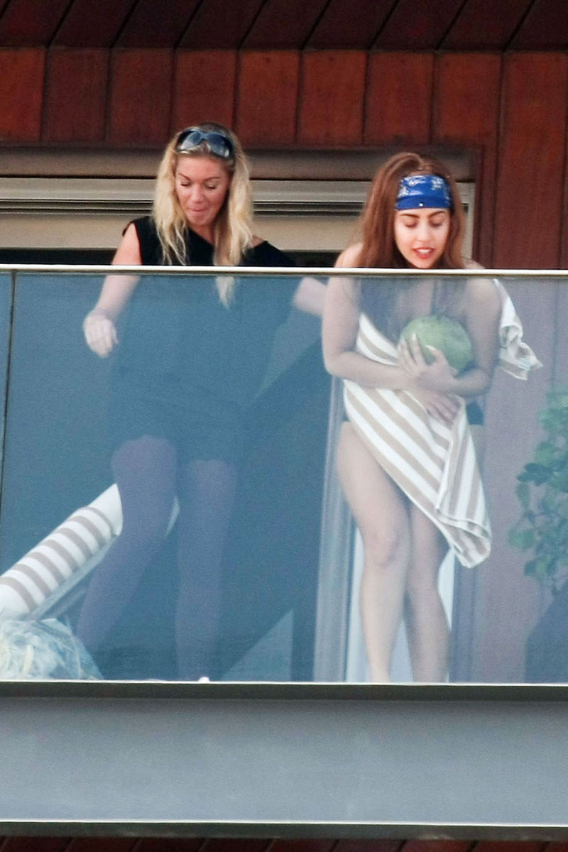 Lady Gaga im heißen Bikini auf einem Hotelbalkon
 #75248831