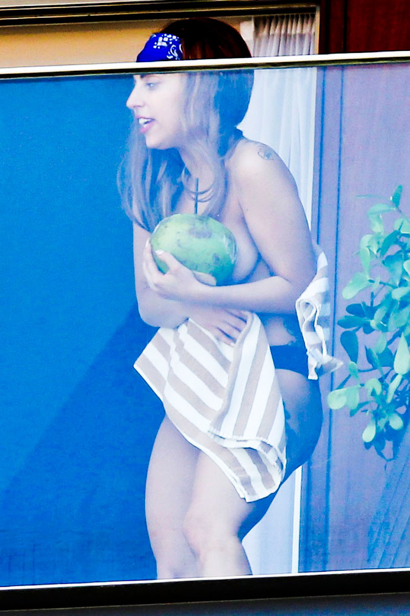 Lady gaga en bikini caliente en el balcón de un hotel
 #75248838