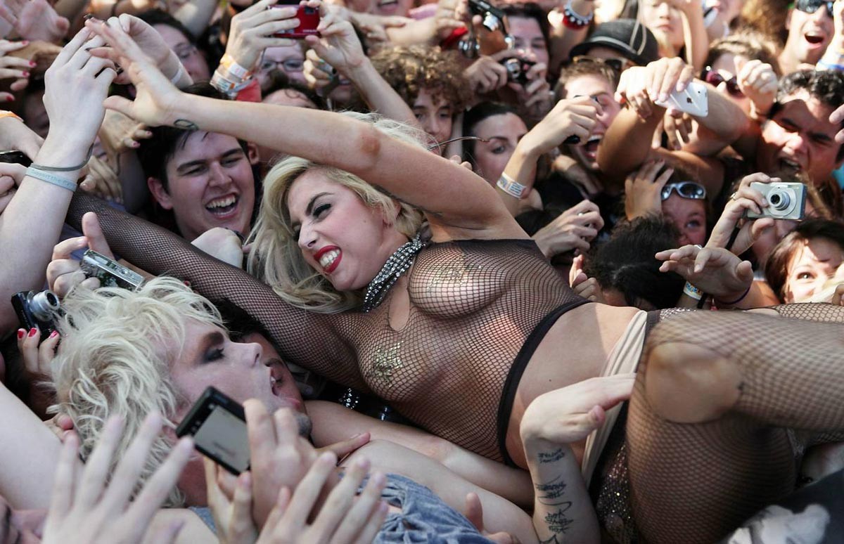 Lady Gaga im heißen Bikini auf einem Hotelbalkon
 #75248853