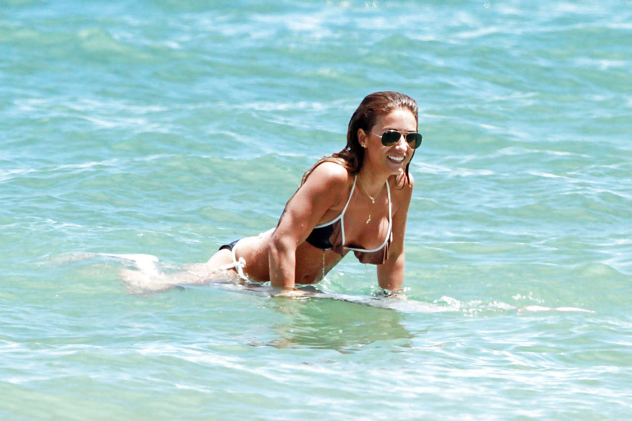 Jessie james che mostra il corpo perfetto e grandi tette sulla spiaggia
 #75225869