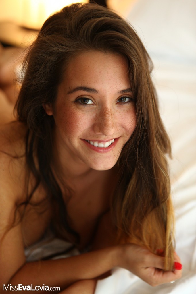 Eva lovia ストリップ
 #70769140