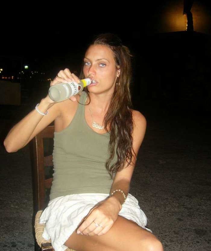 Fotos salvajes de borrachas en una fiesta loca
 #76395453