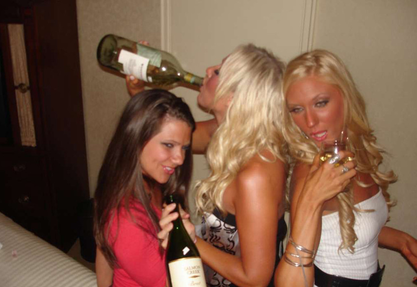 Fotos salvajes de borrachas en una fiesta loca
 #76395504