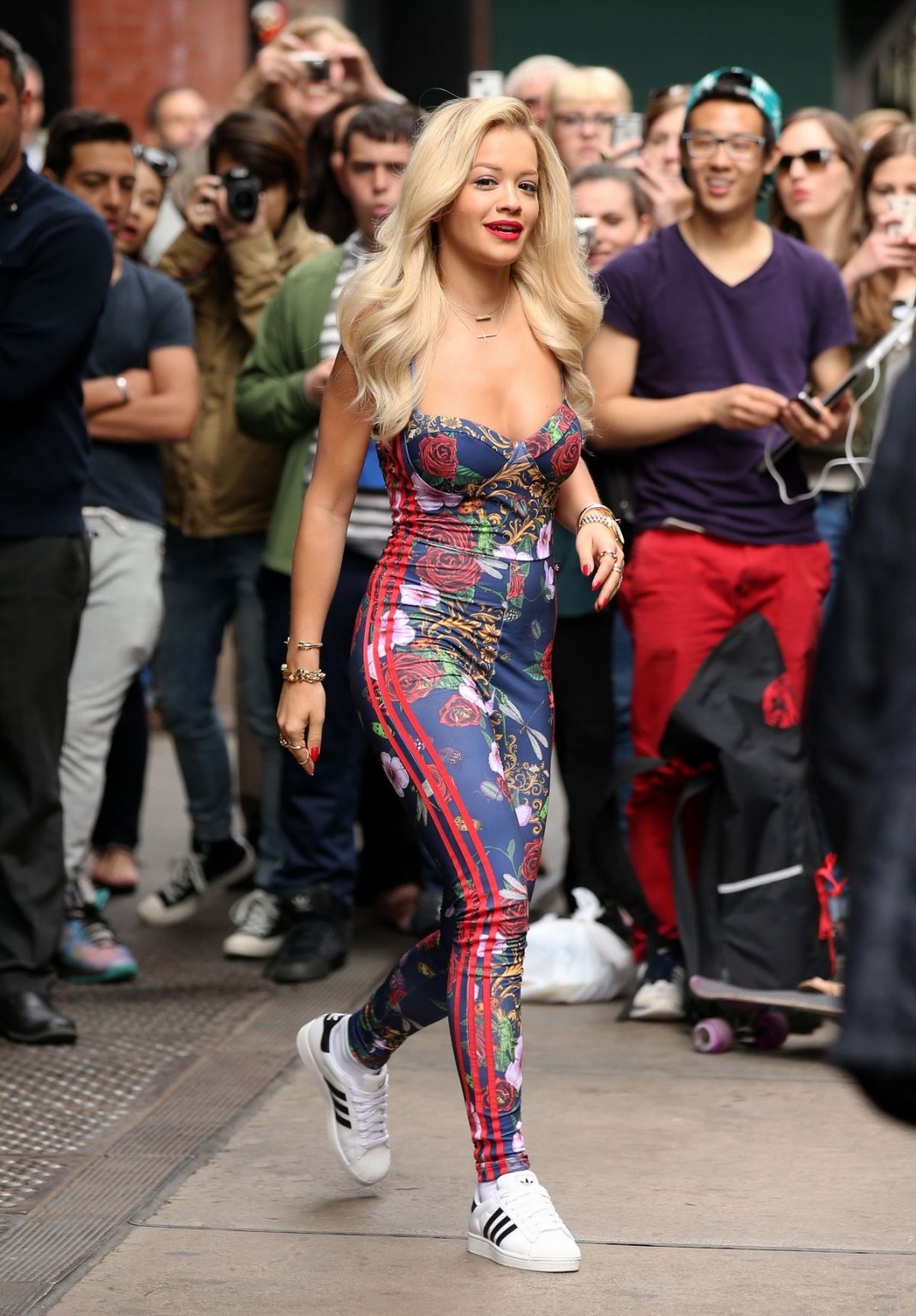 Rita ora zeigt ihren Arsch und ihr Dekolleté in einem engen adidas-Jumpsuit in nyc
 #75197455