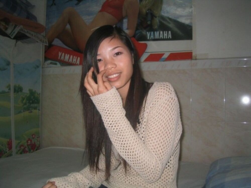 アジアの女性たちがカメラに向かってポーズをとっている写真 3ページ目
 #67795801