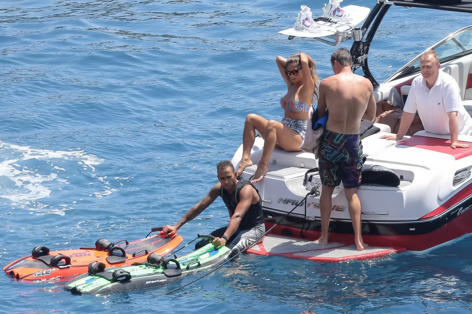 Nicole scherzinger luciendo un escaso bikini de colores con lewis hamilton en un barco 
 #75192123