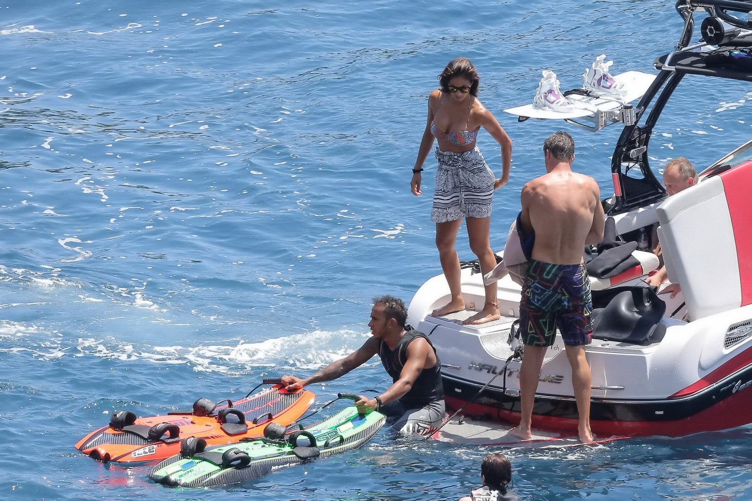 Nicole scherzinger luciendo un escaso bikini de colores con lewis hamilton en un barco 
 #75192130