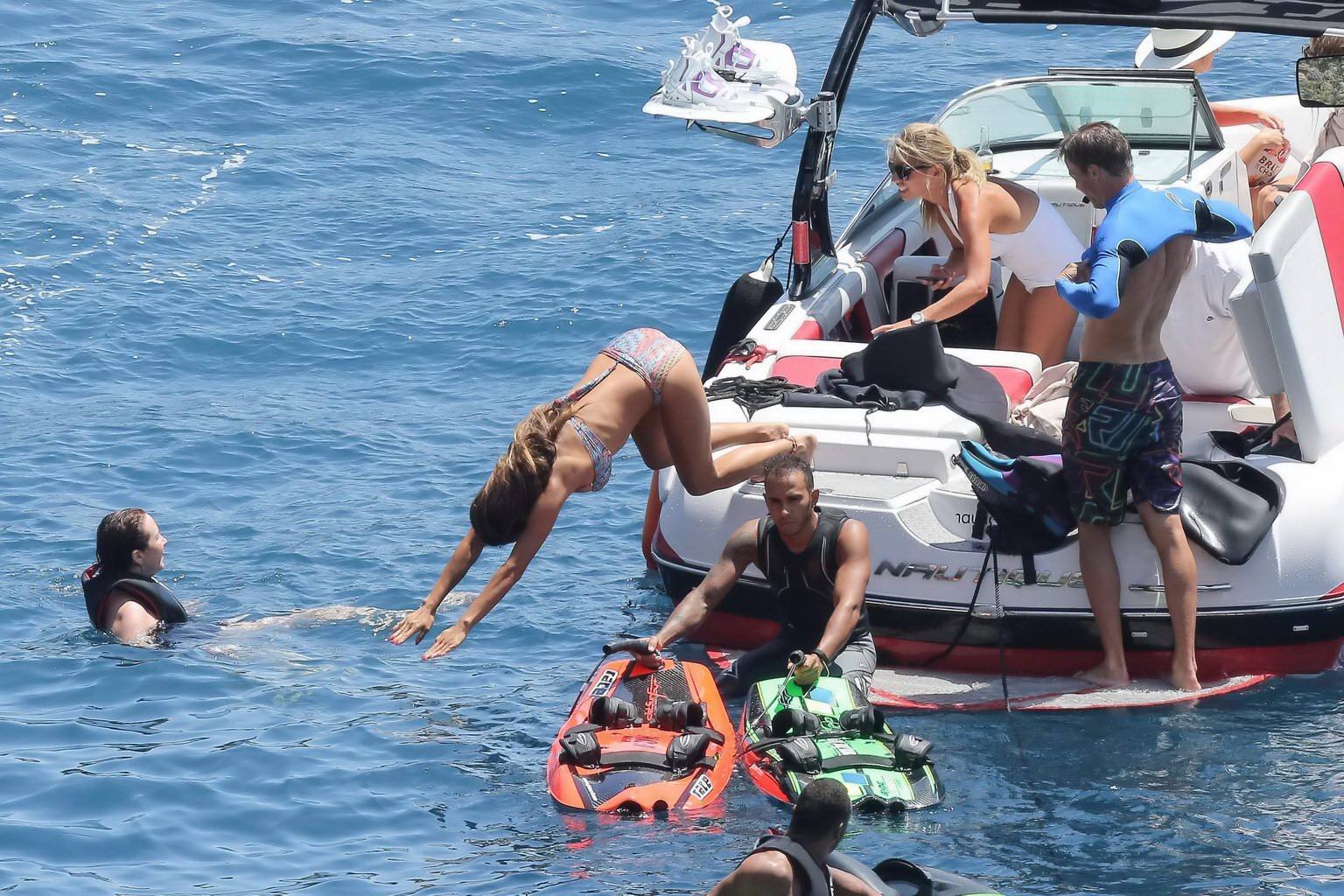 Nicole scherzinger luciendo un escaso bikini de colores con lewis hamilton en un barco 
 #75192139