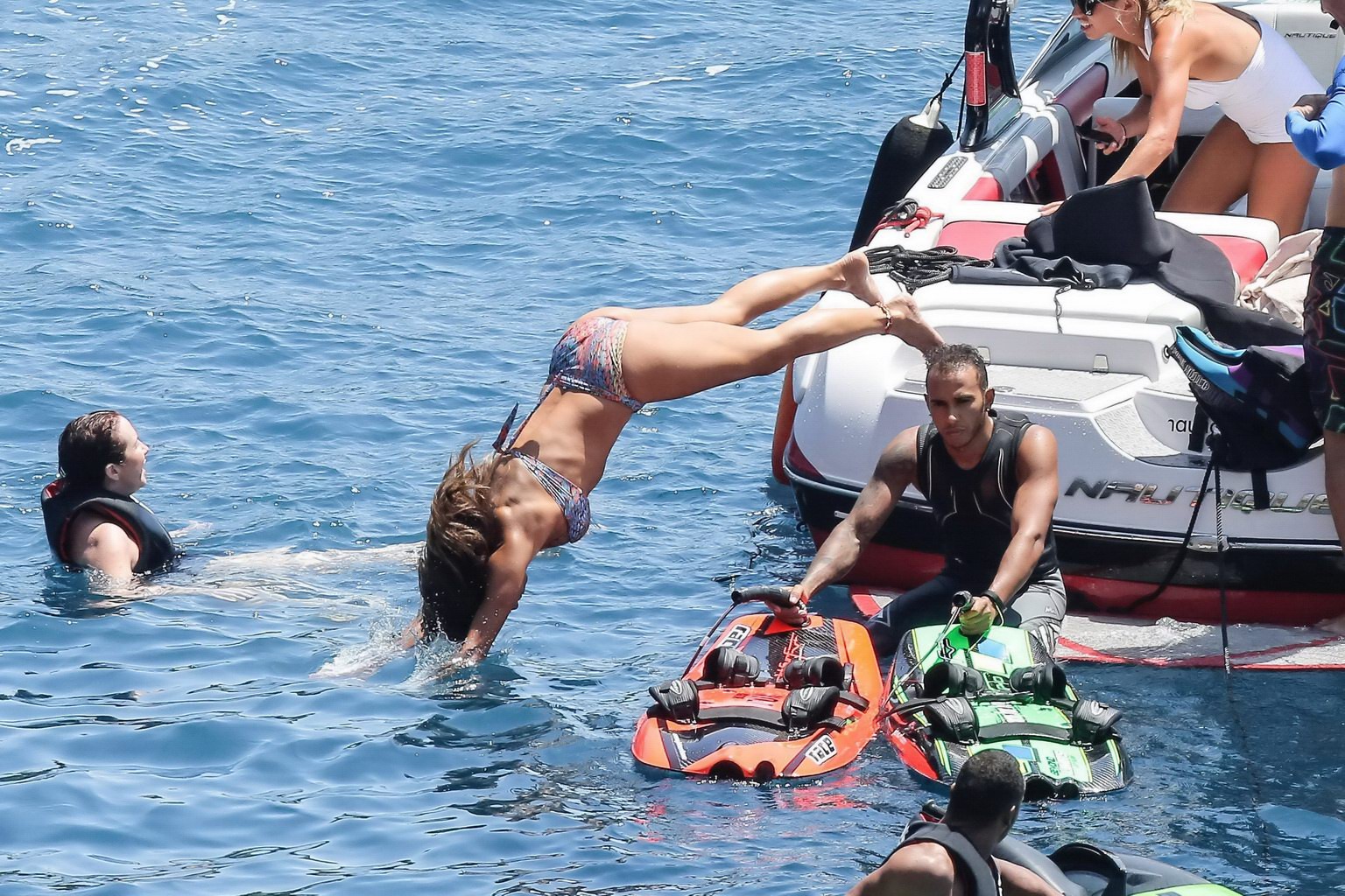 Nicole scherzinger en bikini coloré avec Lewis Hamilton sur un bateau 
 #75192150