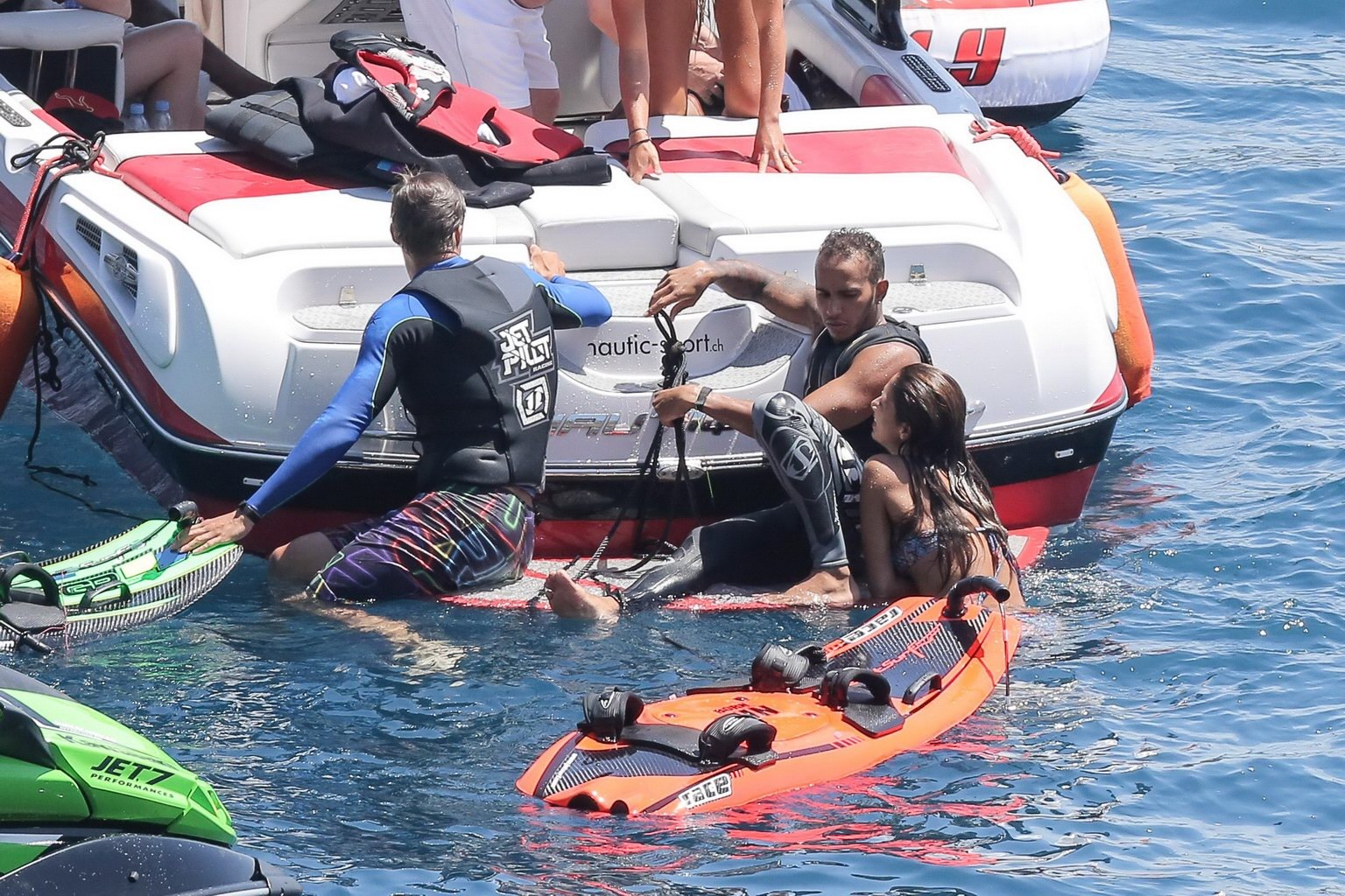 Nicole scherzinger indossa un bikini colorato striminzito con Lewis Hamilton su una barca 
 #75192159