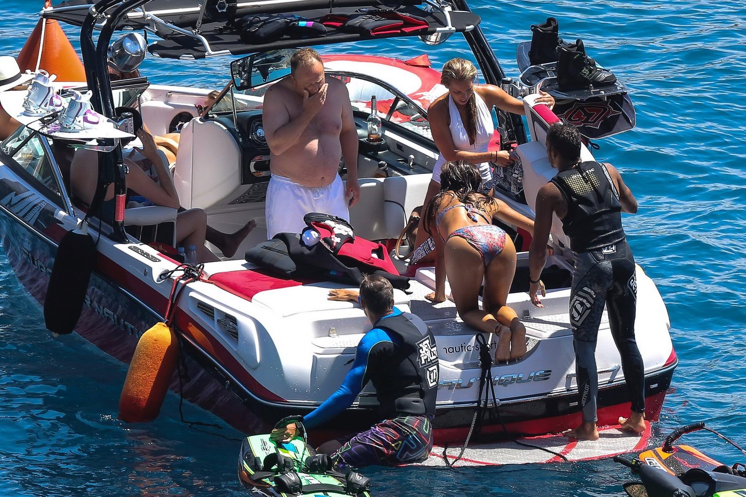 Nicole scherzinger luciendo un escaso bikini de colores con lewis hamilton en un barco 
 #75192165