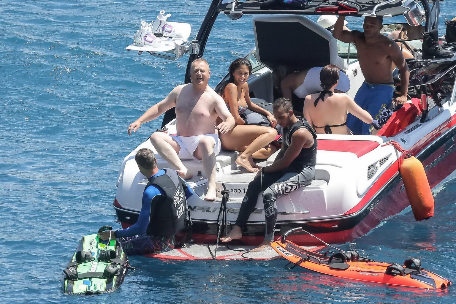 Nicole scherzinger luciendo un escaso bikini de colores con lewis hamilton en un barco 
 #75192183