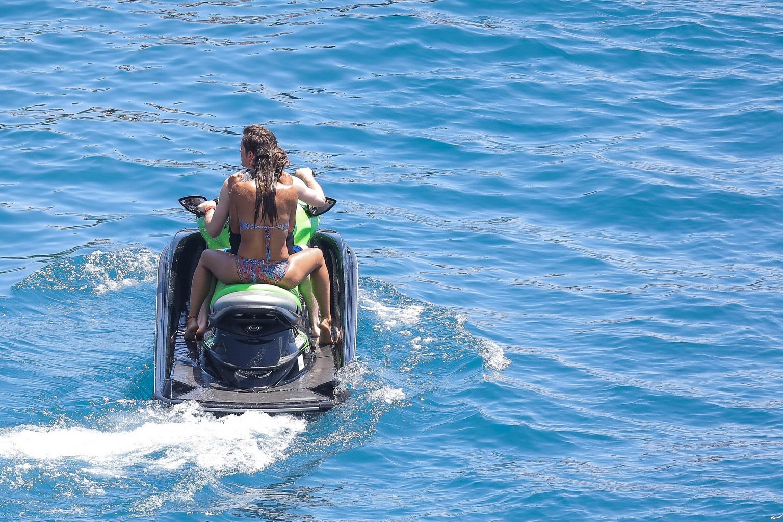 Nicole scherzinger luciendo un escaso bikini de colores con lewis hamilton en un barco 
 #75192251