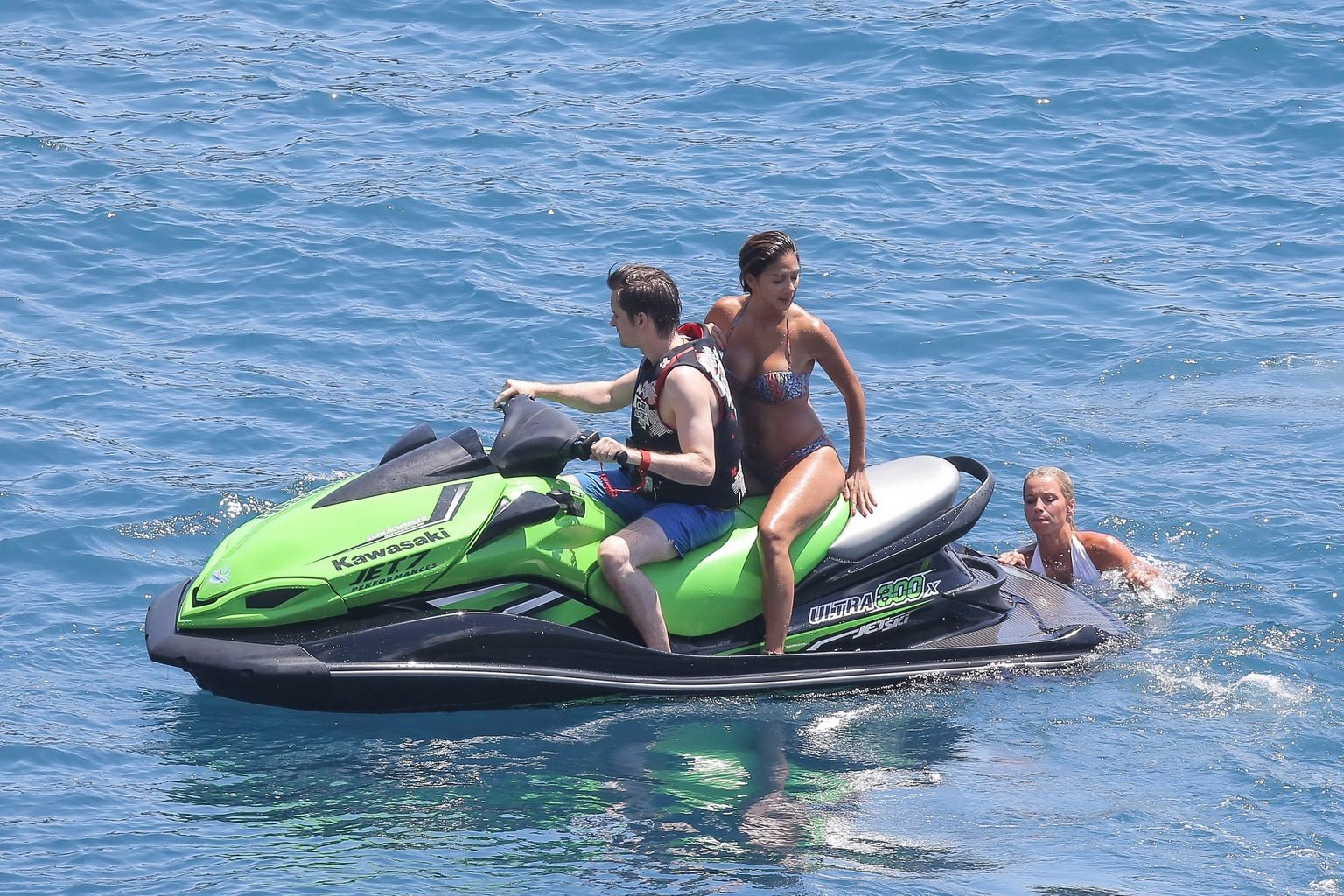 Nicole scherzinger luciendo un escaso bikini de colores con lewis hamilton en un barco 
 #75192334