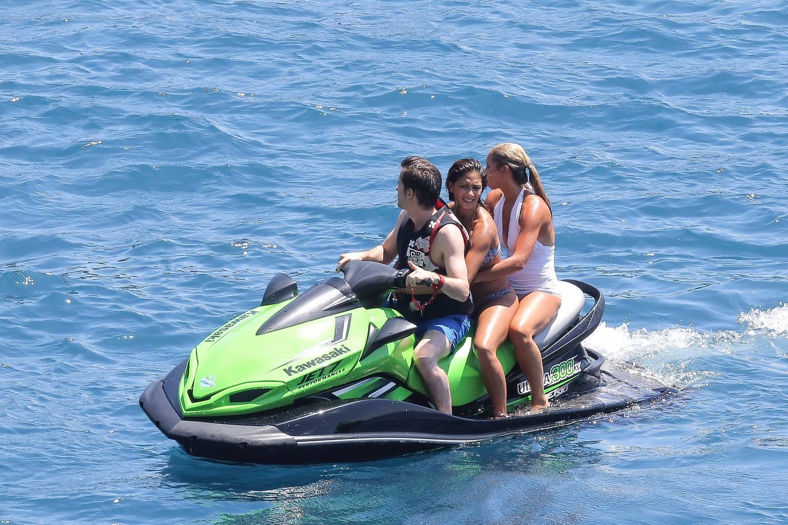 Nicole scherzinger indossa un bikini colorato striminzito con Lewis Hamilton su una barca 
 #75192344