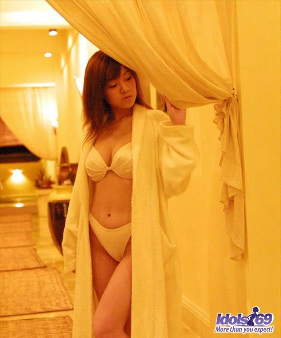 Birichina giapponese che si spoglia nuda e sexy in spiaggia
 #69946614