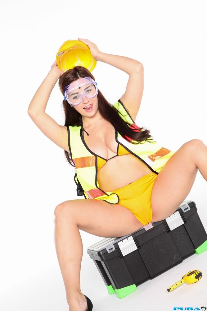 Taylor vixen busty construction worker gets her boobs out
 #78817833