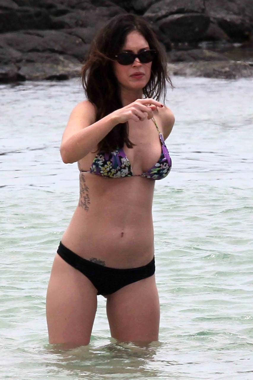 Megan fox exposant son corps sexy et son cul chaud en bikini sur la plage.
 #75299187