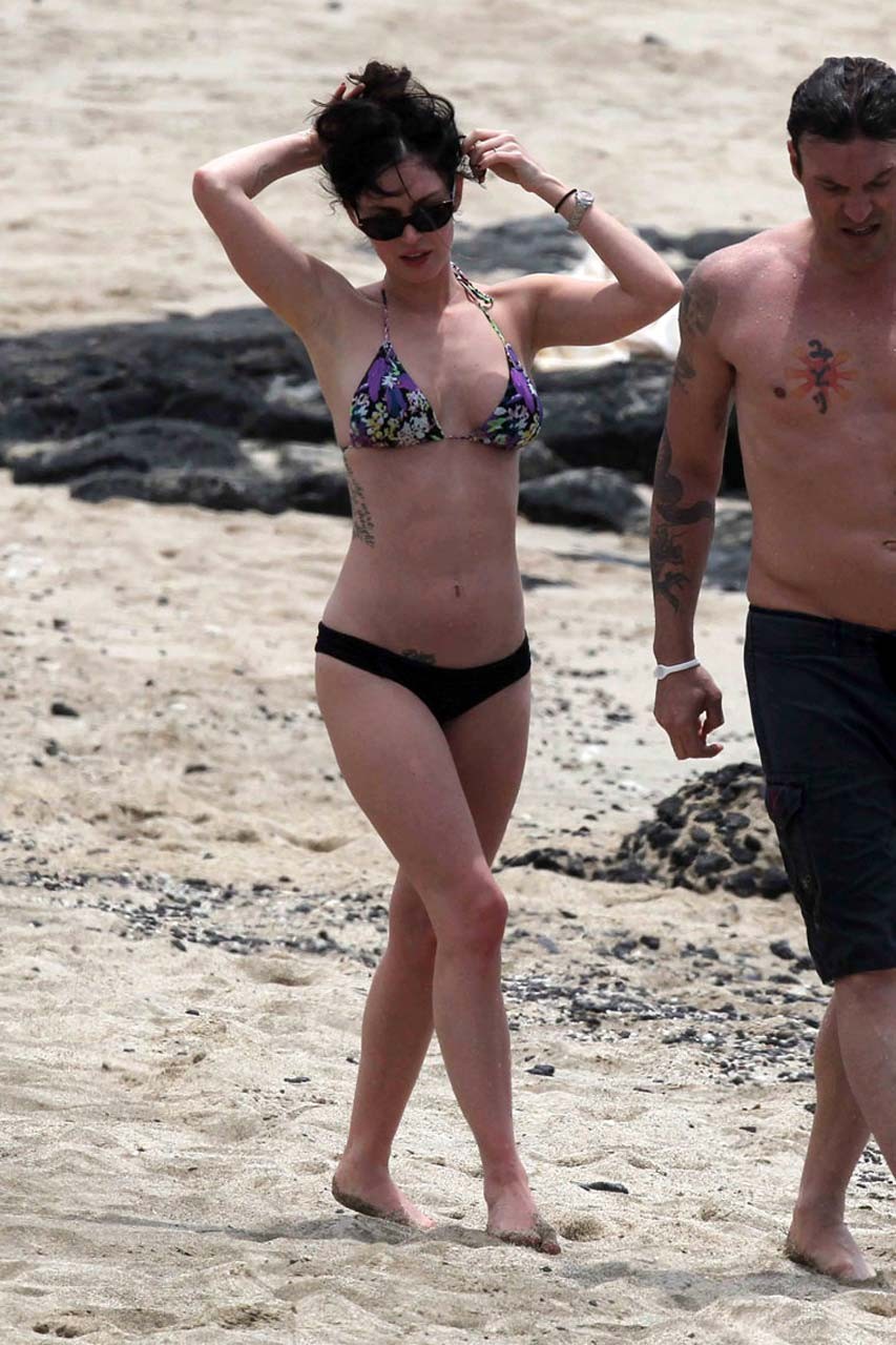 Megan fox exponiendo cuerpo sexy y culo caliente en bikini en la playa
 #75299204