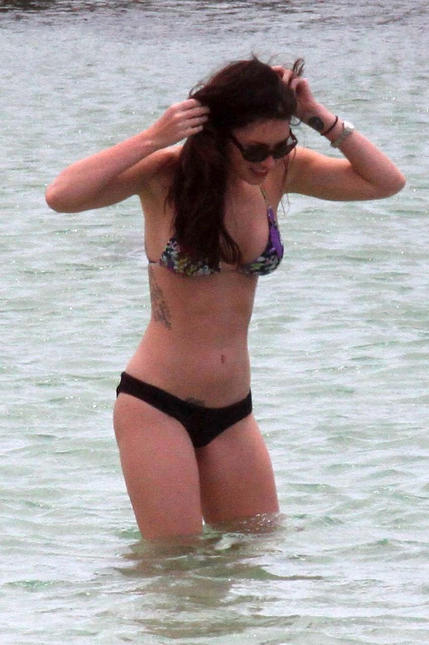 Megan fox exposant son corps sexy et son cul chaud en bikini sur la plage.
 #75299250