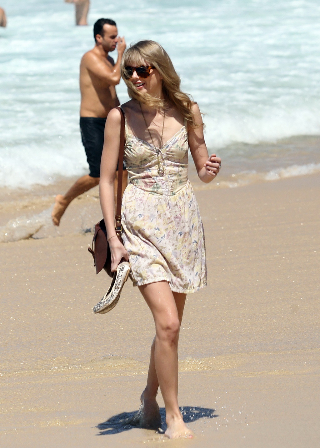 テイラー・スウィフト、シドニーのビーチでショートドレスを着て胸元に谷間と脚線美
 #75270813