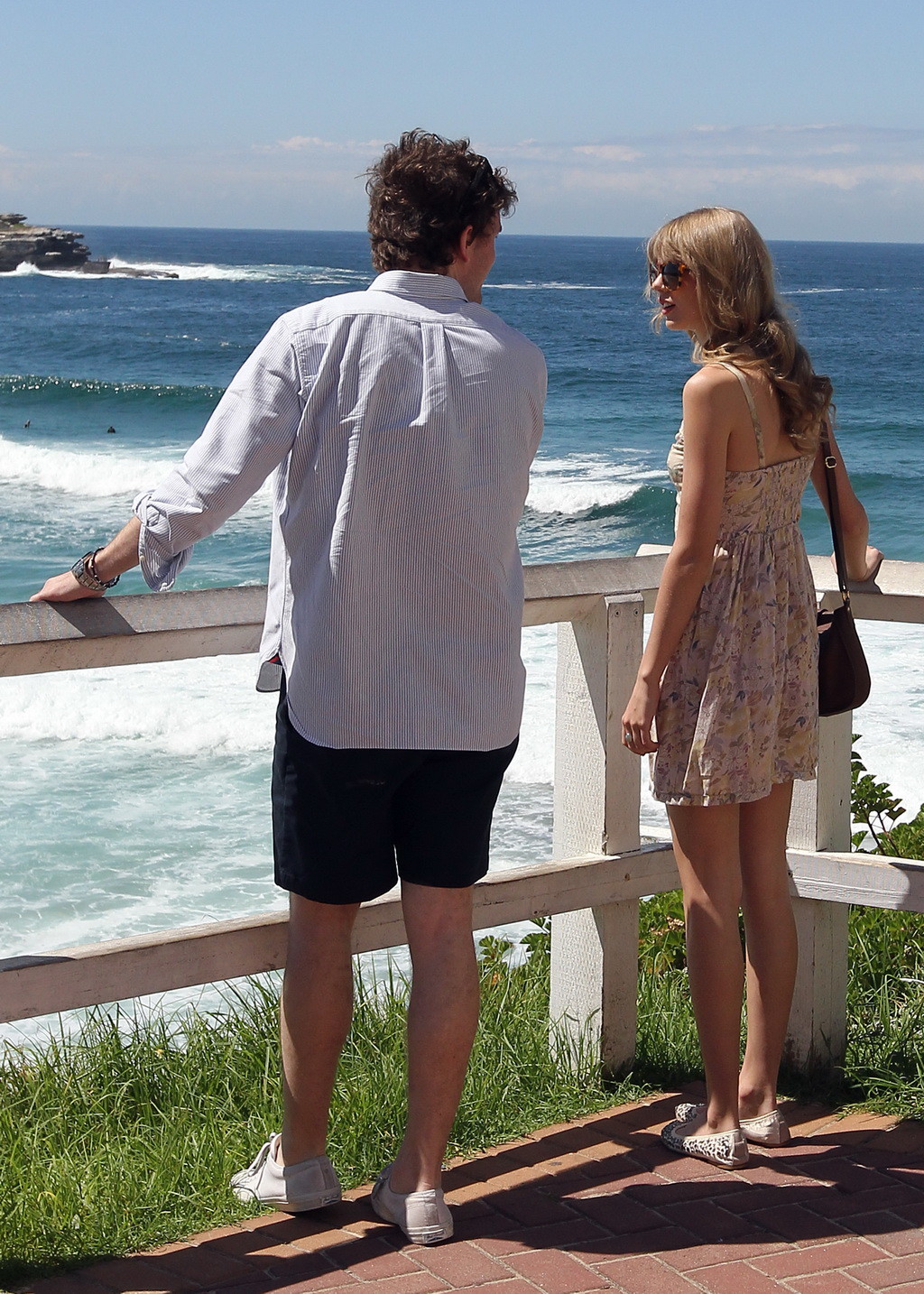 Taylor swift con un vestido corto en la playa de sydney
 #75270953