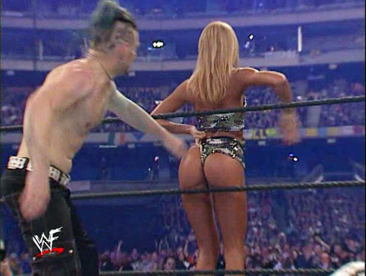 Stacy keibler exposant son corps sexy et son cul sexy en string sur scène
 #75300177