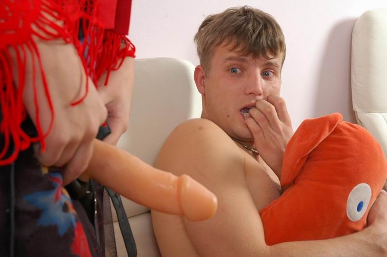 Kerl anal gefickt von einem Strap-on in Femdom-Action
 #69293329