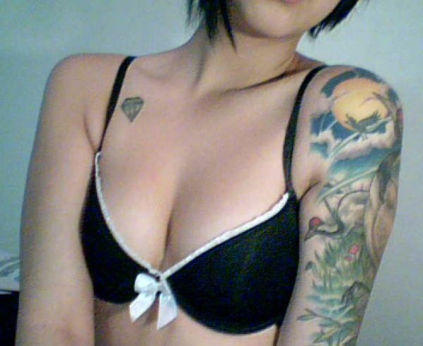 Des copines emo tatouées prennent des photos d'elles-mêmes
 #67302840