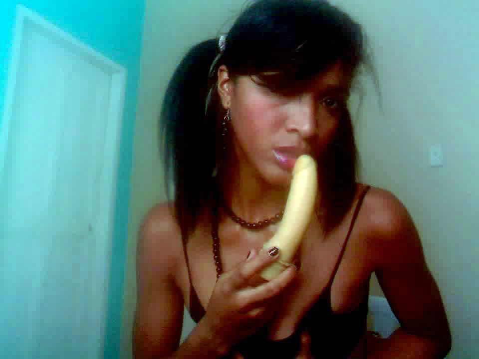 Lacey, una morena cachonda, chupa un plátano en estas fotos en lencería
 #67373936
