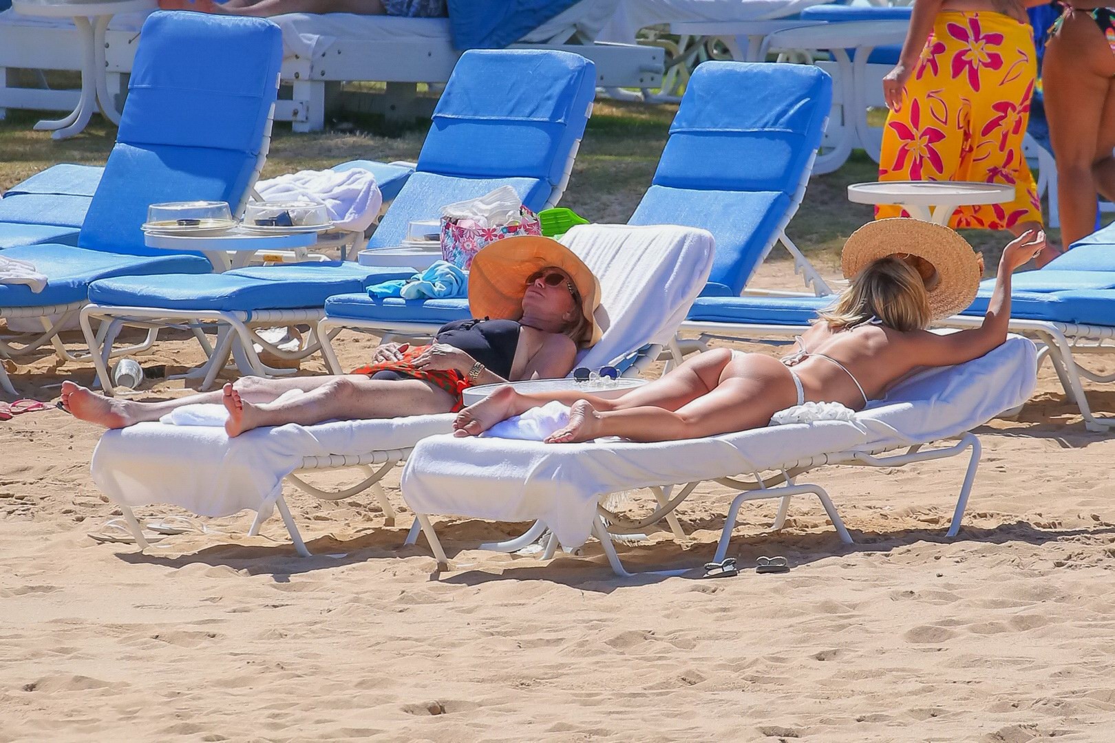 Kate Hudson tanning her perfect bikini butt #75141554