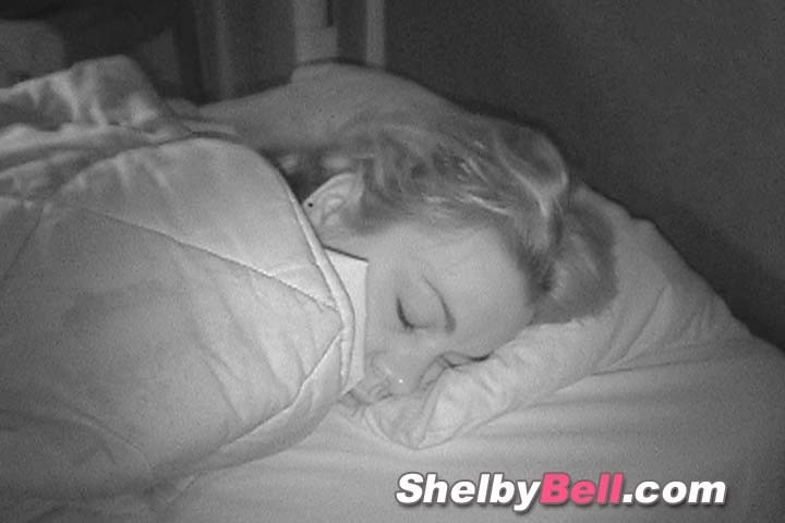 Shelby Bell, blonde en bandana, jouant avec sa chatte
 #67799044