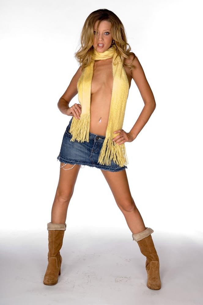Carli Banks usa una sciarpa gialla per nascondere le sue tette
 #78856329