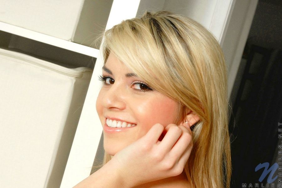 Linda rubia núbil en gafas abriendo su coño para ti
 #73931689