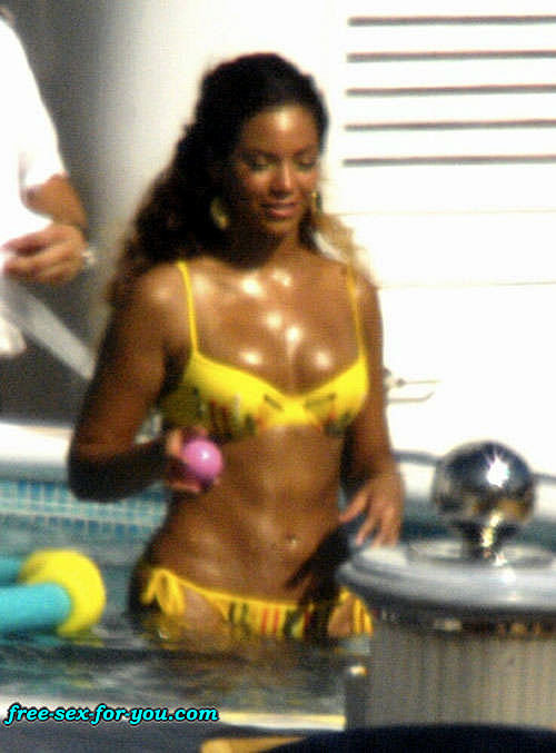 Beyonce knowles mostrando sus grandes piernas en malla
 #75406932